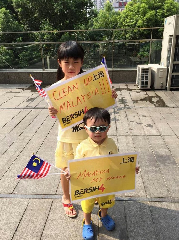 Kids join the anti-Najib rally in Shanghai. Photo: Bersih Shanghai via Facebook