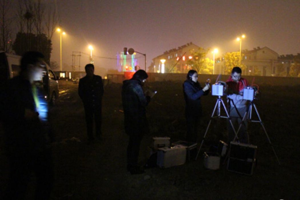 Changzhou Environmental Protection Bureau inspecting the "toxic" land.