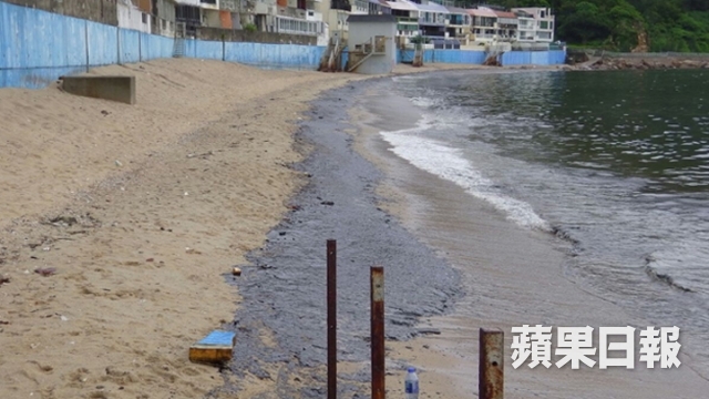Oil spills washed up in Cheung Chau beach