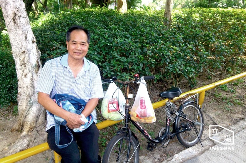 shatin elderly offering bike repairing