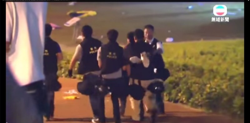 Policemen carrying Tsang away. Photo: TVB.