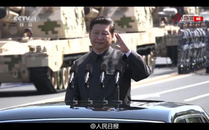 Xi's left-handed salute/wave