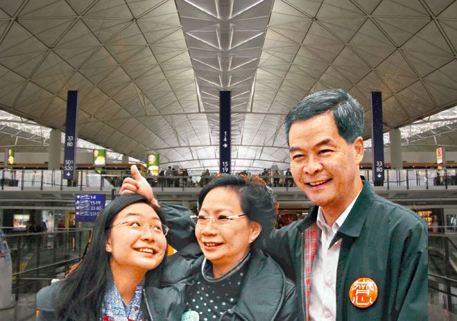 CY Leung's family at airport