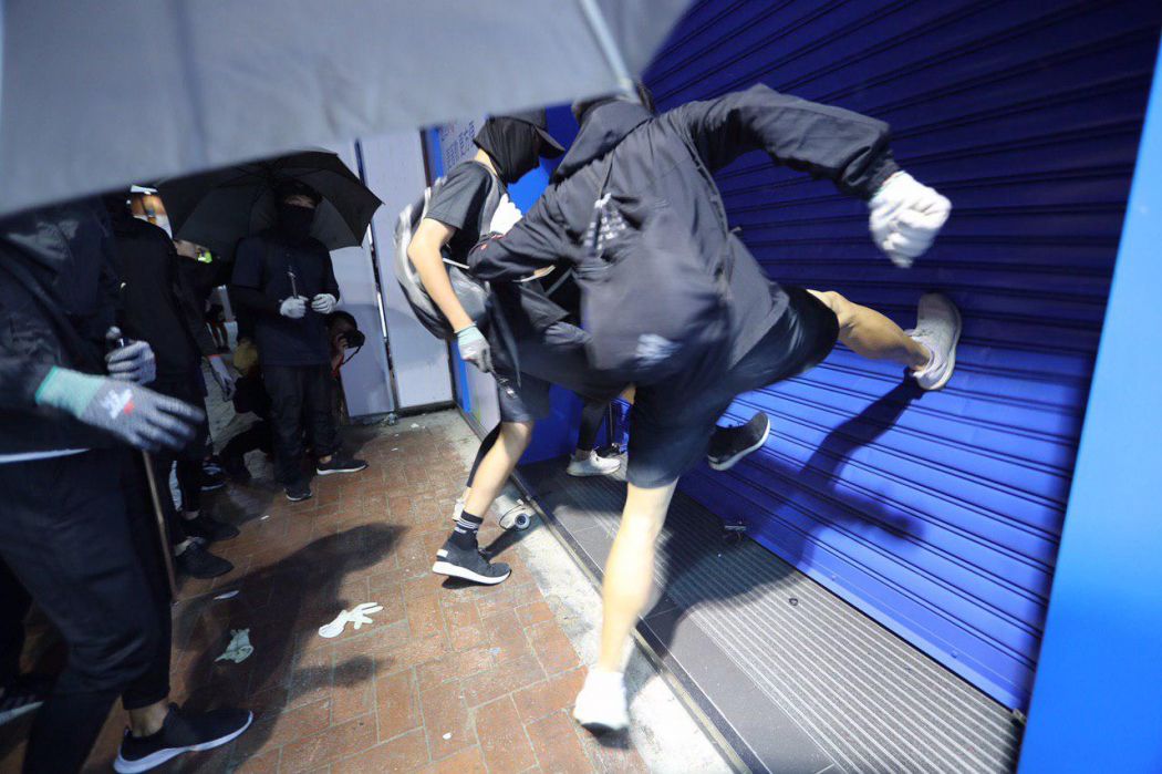 "December 1" protester police Hong Kong Whampoa Kowloon vandalism