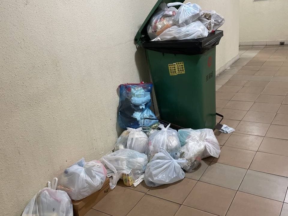 Household trash began accumulating in hallways as all cleaners in Kwai Chung Estate were sent to Penny's Bay. 