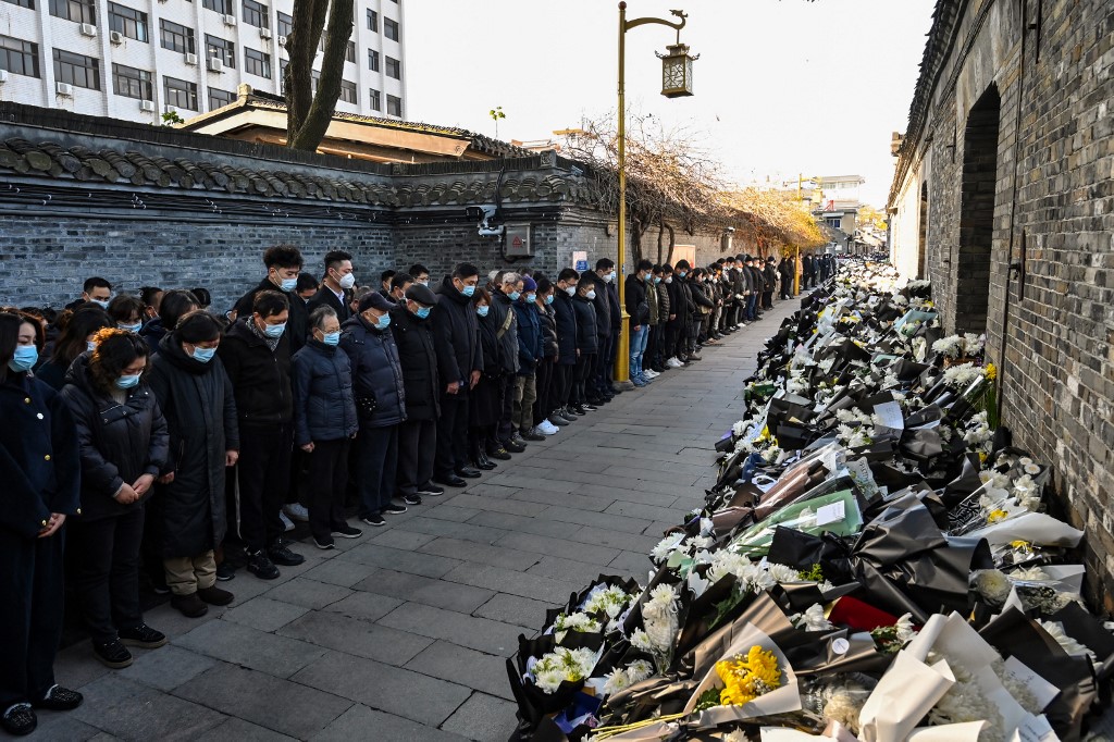 Chinese mourners observe three-minute silence outside Jiang Zemin home in Yangzhou China