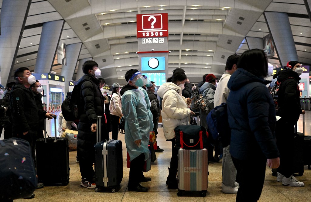 Passengers queue at a train station in Beijing on January 5, 2023. Photo: Noel Celis/AFP.