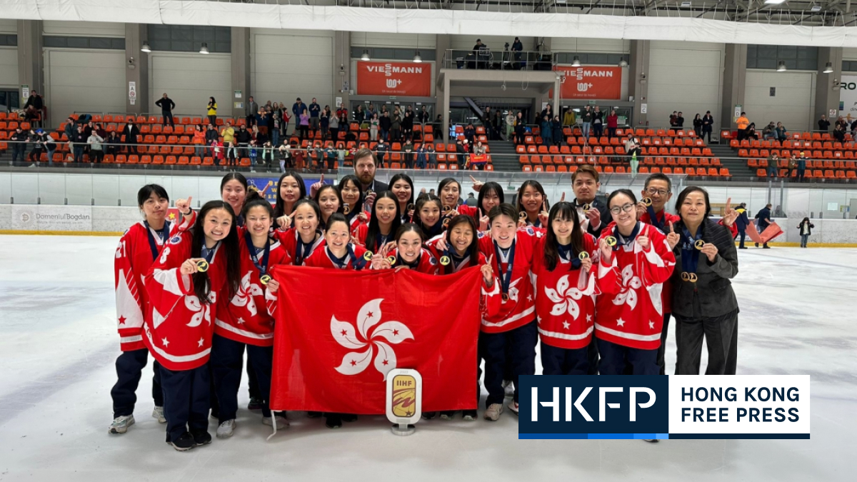Echipa feminină de hochei pe gheață din Hong Kong a asistat la o victorie istorică a campionatului mondial pe fondul imnului epic