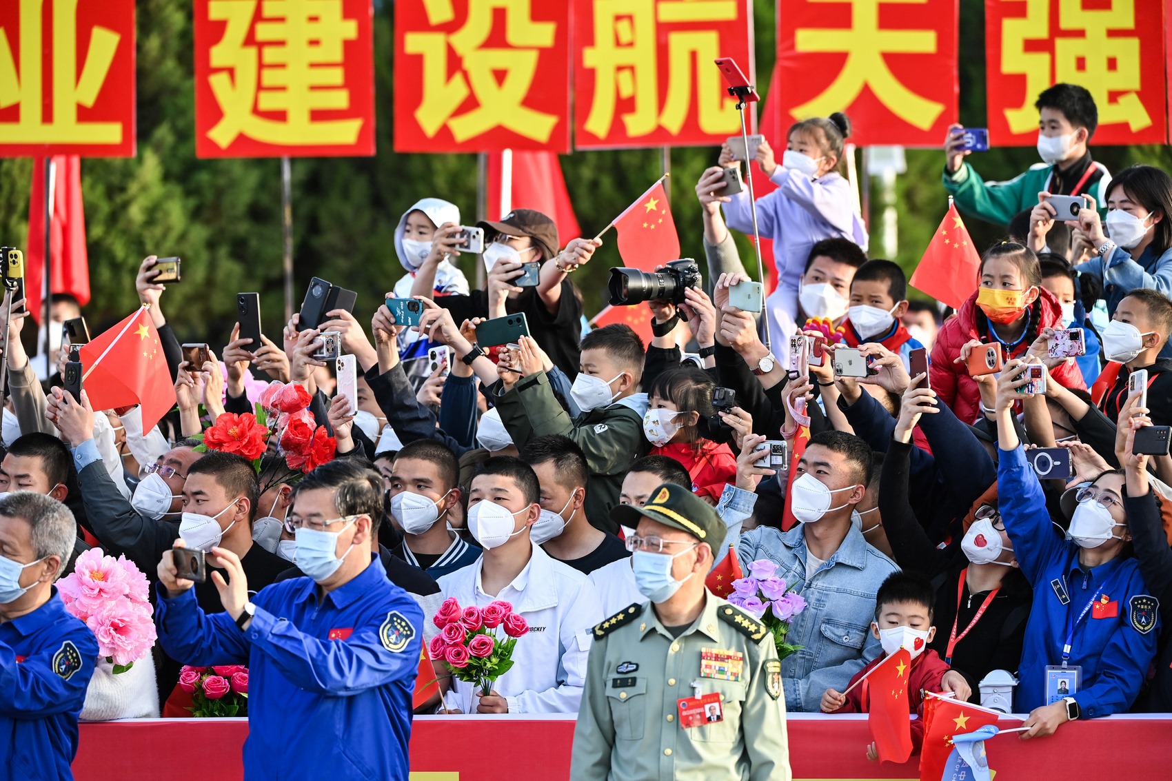 People attend the seeing-off ceremony before boarding a Long March-2F carrier rocket carrying the Shenzhou-16 Manned Space Flight Mission at the Jiuquan Satellite Launch Centre in China's northwestern Gansu province on May 30, 2023. Photo: Hector Retamal/AFP.