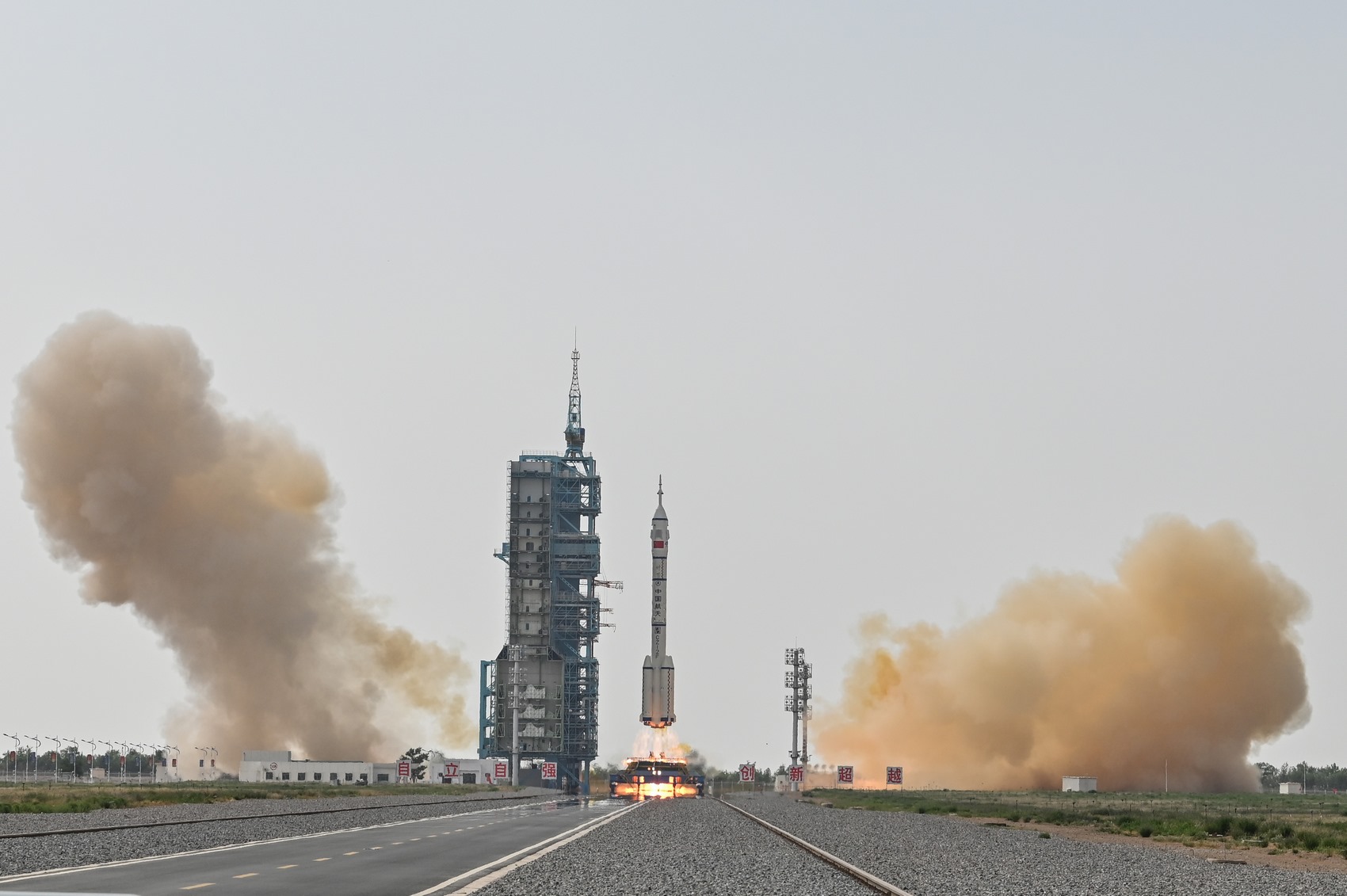 Long March-2F carrier rocket, carrying the Shenzhou-16 Manned Space Flight Mission, lifts off from the Jiuquan Satellite Launch Centre in China's northwestern Gansu province, on May 30 2023, heading to the Tiangong space station. Photo: Hector Retamal/AFP.