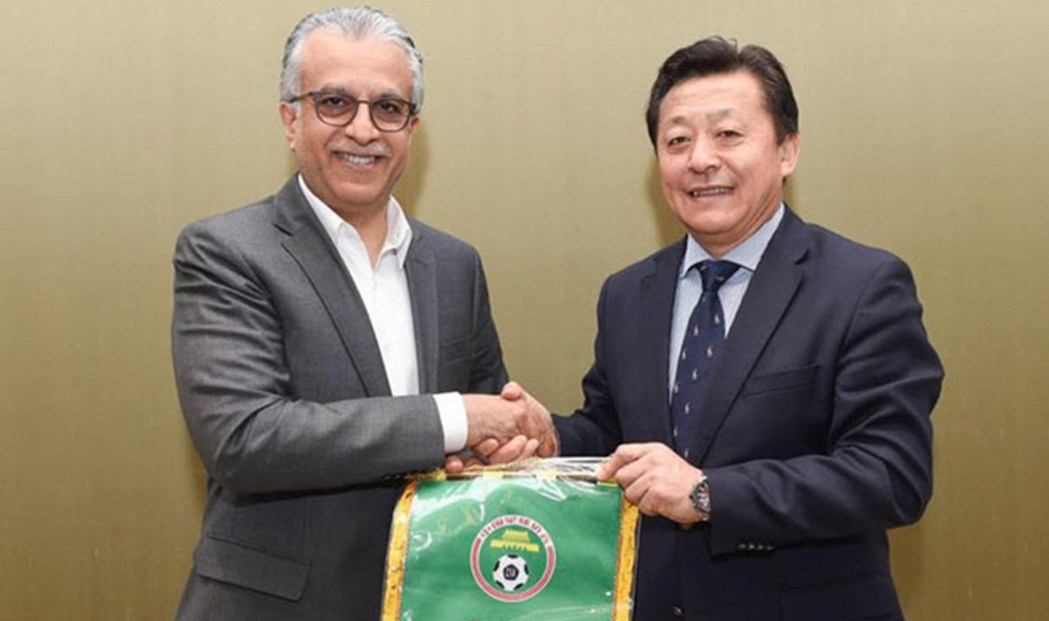 Du Zhaocai, the former vice head of the General Administration of Sport of China (right) and Asian Football Confederation (AFC) President Shaikh Salman. File photo: Chinese Football Association
