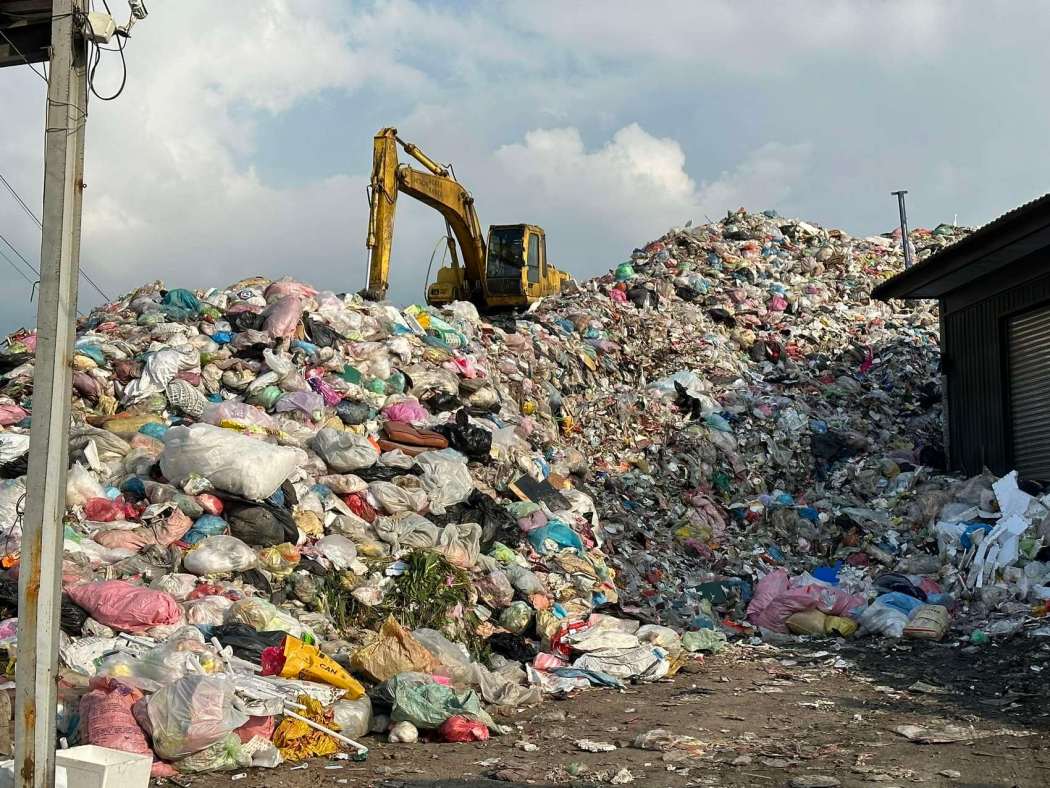 A garbage hill in Puli Township, Nantou County on October 14, 2023. Photo: Iris Hsueh/Facebook.