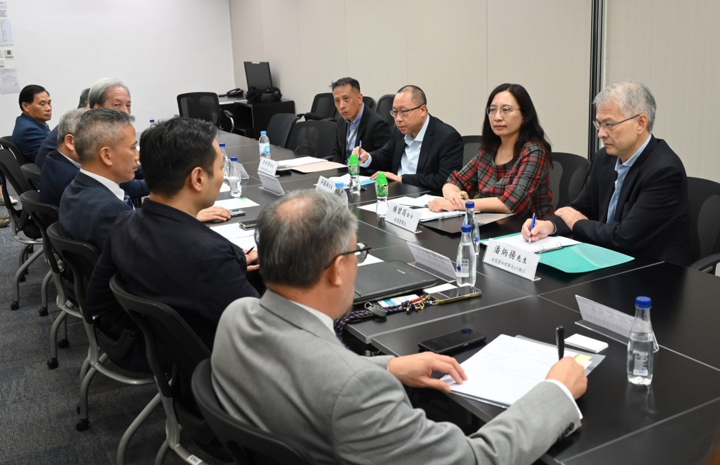 Irene Young (second right), director of FEHD, meets with representatives from the hotel industry today to provide suggestions on bedbug control on October 8, 2023.  