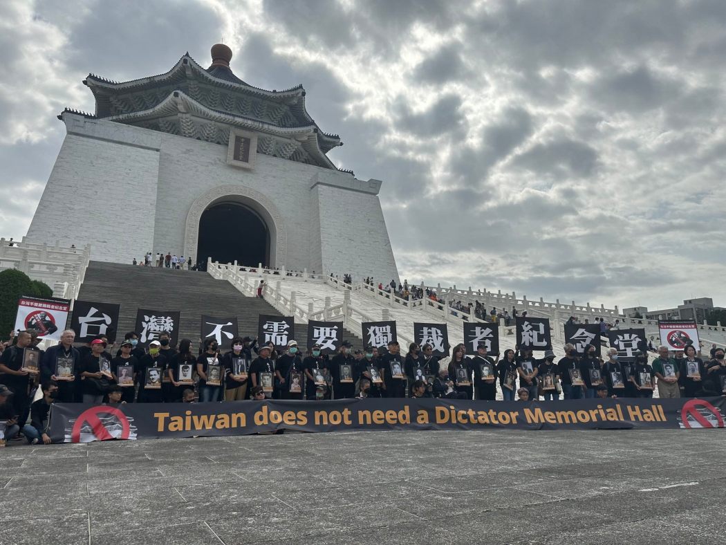 Protesters in front of Chiang Kai-shek Memorial Hall, on October 30th, 2023. Photo: Alice Herait.