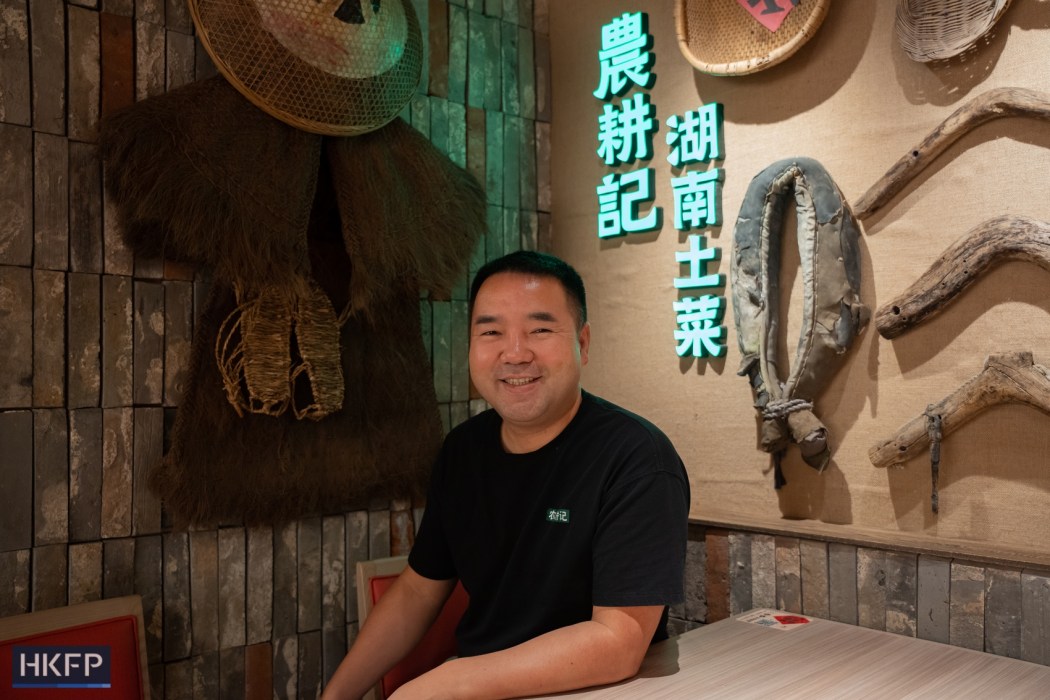 Feng Guo-hua, seorang juru masak dari sebuah desa di Provinsi Hunan dan seorang pengusaha, meluncurkan restoran masakan Hunan Nong Geng Ji pada tahun 2016. Foto: Kyle Lam/HKFP