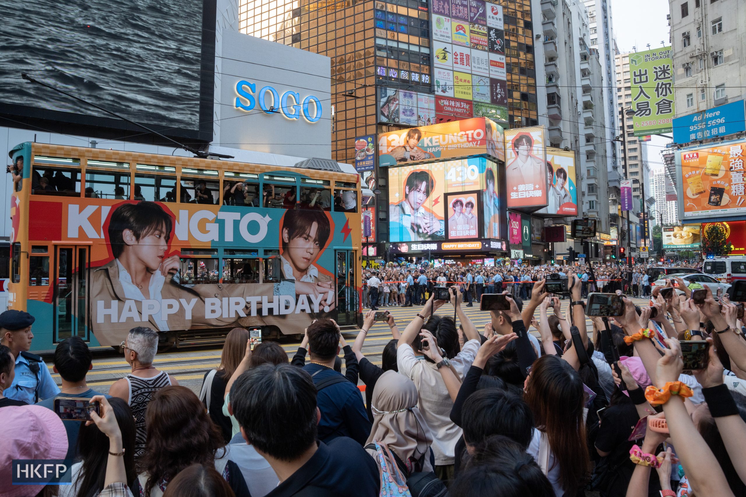 Thousands gather in Hong Kong shopping hub to celebrate Mirror heart throb Keung To’s 23rd birthday. Photo: Kyle Lam/HKFP.
