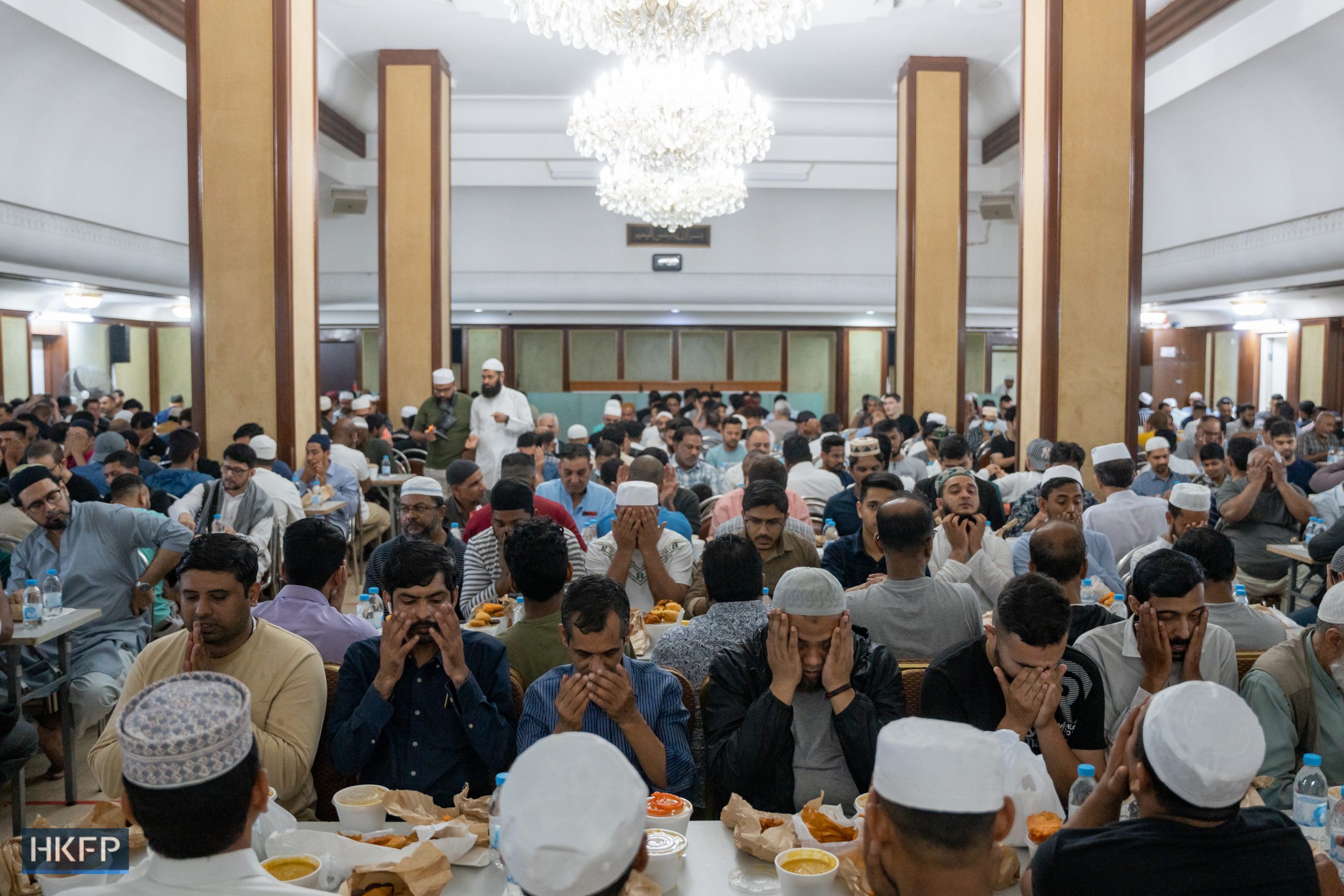 The first evening of Ramadan at Kowloon Mosque on March 23, 2023. It marked the first time since 2019 that they could gather and break their fast in public due to Covid-19 restrictions over the past three years. Photo: Kyle Lam/HKFP.