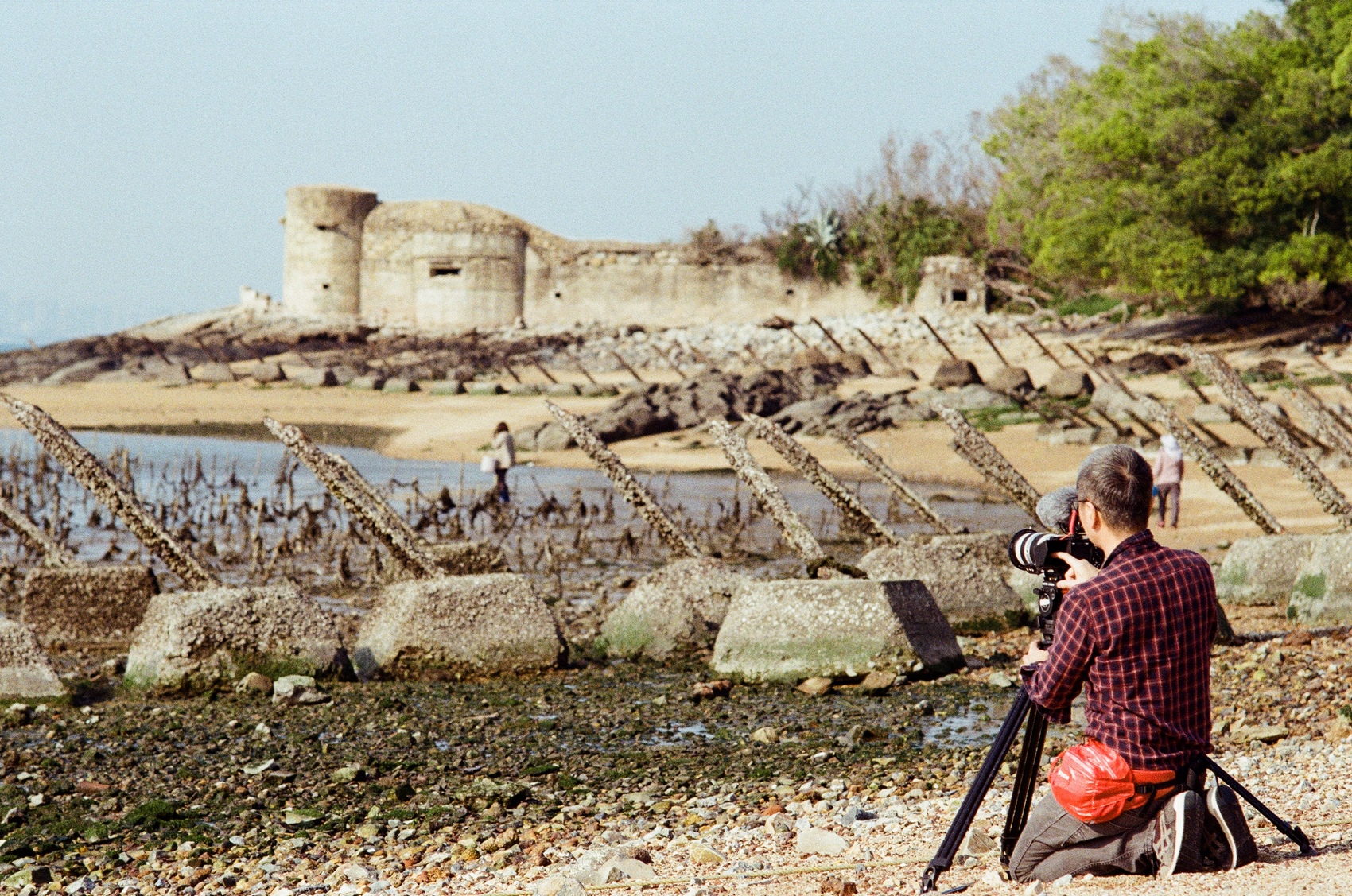 Behind-the-scenes photo of director S. Leo Chiang manning the camera on the beach in Little Kinmen Island, Taiwan.
Photo: Yorke Wu
