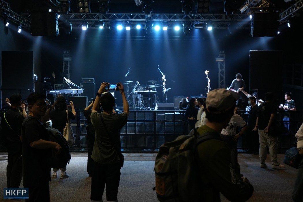 Fani muzyki alternatywnej w Hongkongu opuszczają Music District po wzięciu udziału w jednym z ostatnich koncertów w tym miejscu 30 marca 2024 r. Zdjęcie: Hans Tse/HKFP.